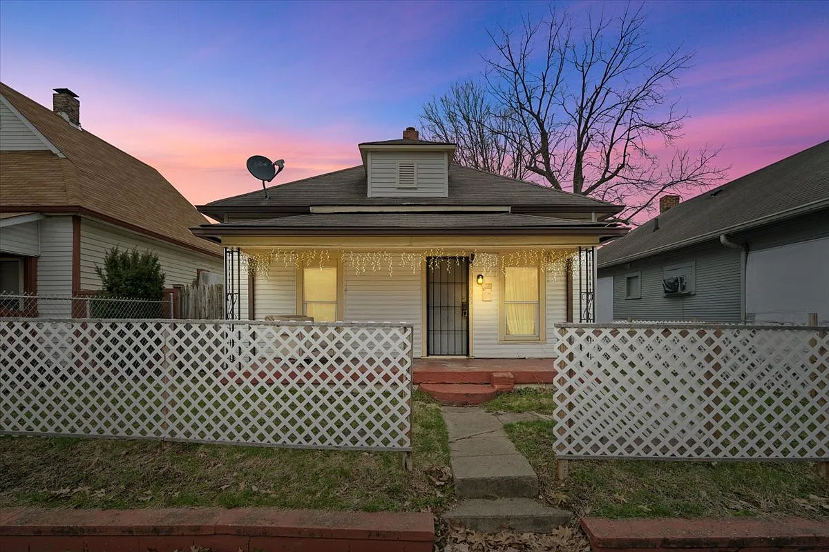 1045 N Pershing Ave photo 1