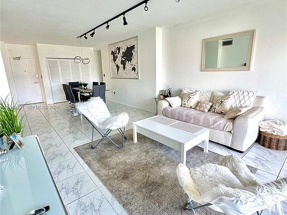 4th image of 300 Bayview Dr APT 1603