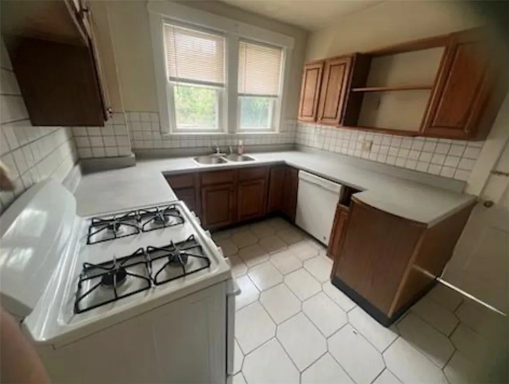 2 bed, $1,100 — Photo 2