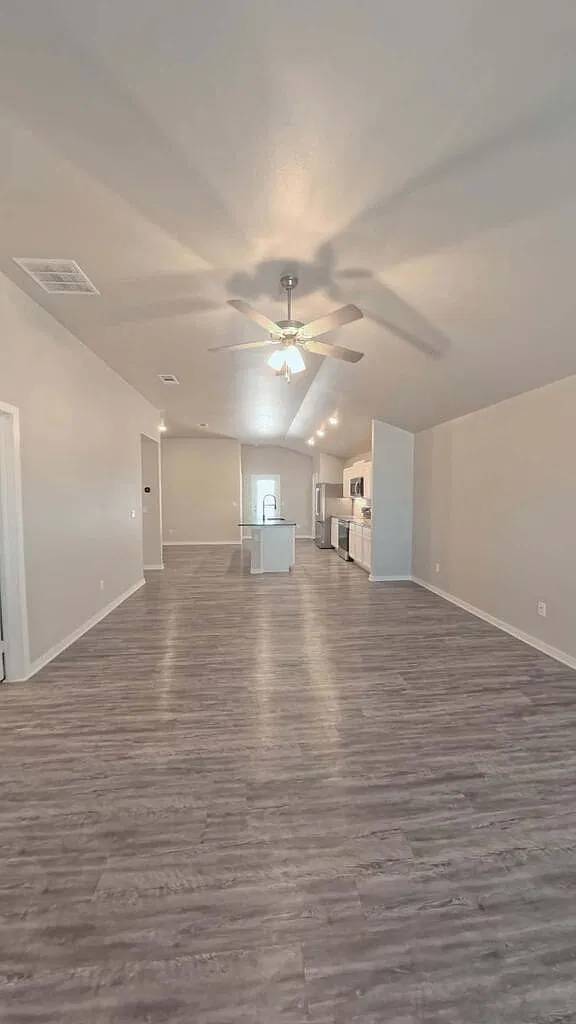 3 bed, 2.0 bath, 1736 sqft, $2,400 — Photo 3