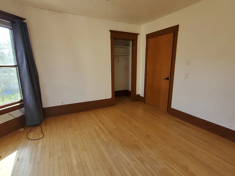 demonstrates bedroom closet