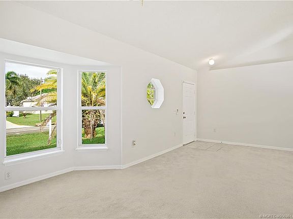 4th image of 460 SW Dagget Ave