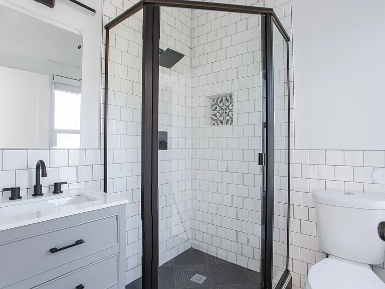 1160 W 37th St #5 — Photo 27