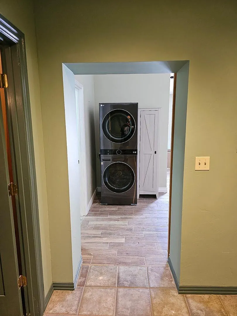 2 bed, 1.0 bath, 900 sqft, $1,695 — Photo 2