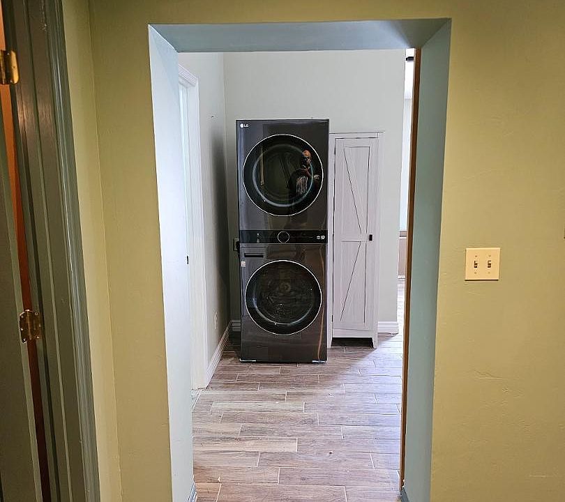 2nd image of 1422 E Edgemont Ave