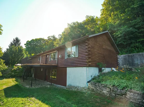 2317 Whippoorwill Hollow Dr, Harpers Ferry, IA 52146