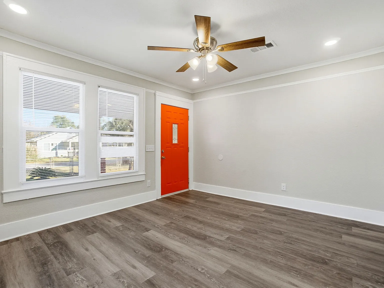 3 bed, 1300 sqft, $2,100 — Photo 3