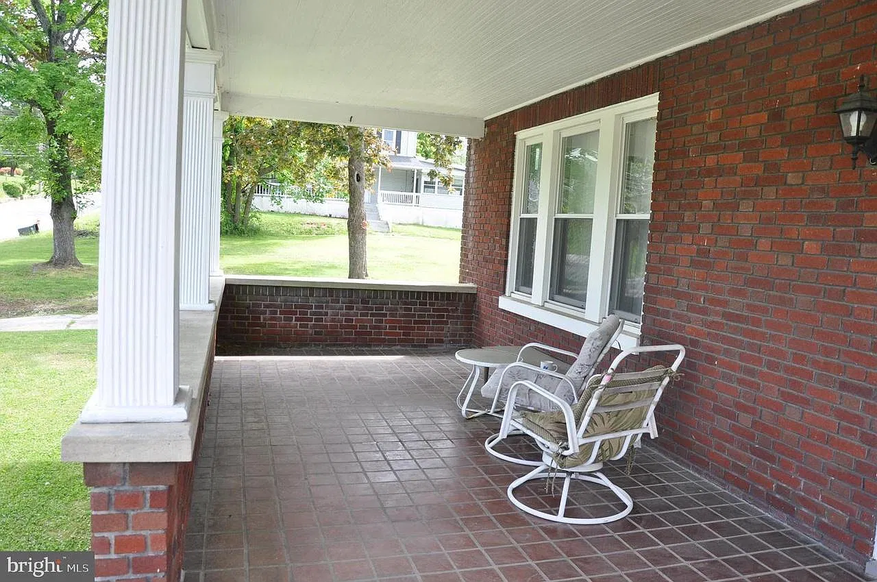 4 bed, 2.5 bath, 2400 sqft, $3,200 — Photo 3