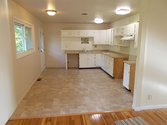 3rd image of 902 Rosewood Dr