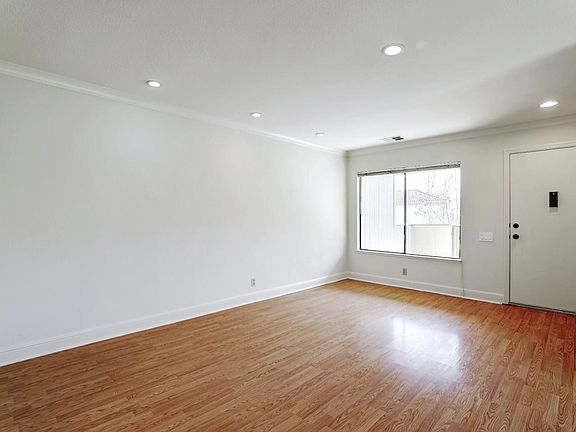 5th image of 411 Colony Cove Dr