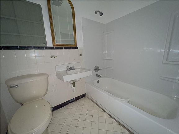 5th image of 817 W 5th St