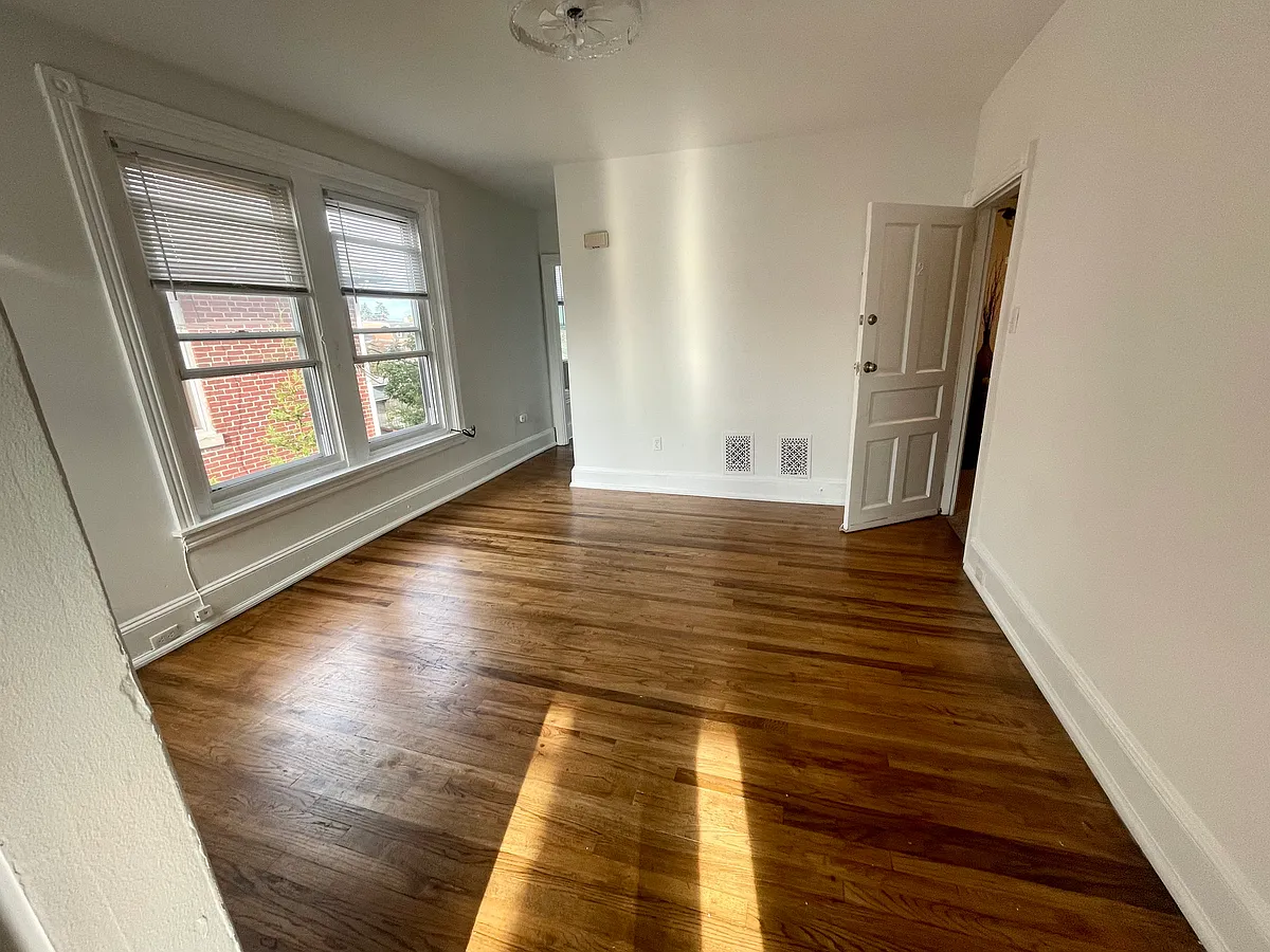 Building Photo - 423 Gay St #2