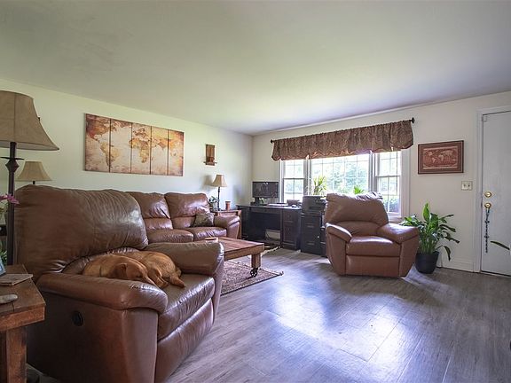 2nd image of 5 Oakridge Dr