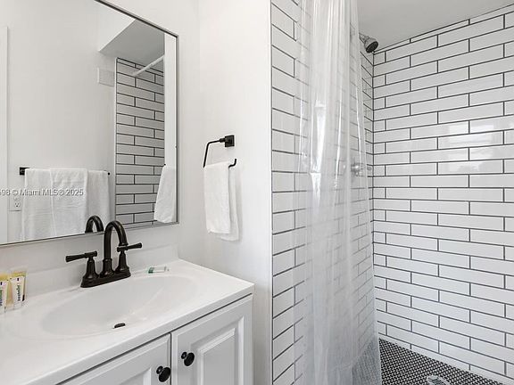 2nd image of 301 NE 17th Ave APT 4