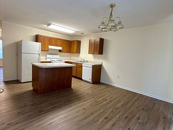 3rd image of 608-610 Curtis Dr