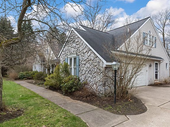 3rd image of 830 Ridgeview Dr