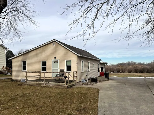 704 W 15th St, Yankton, SD 57078