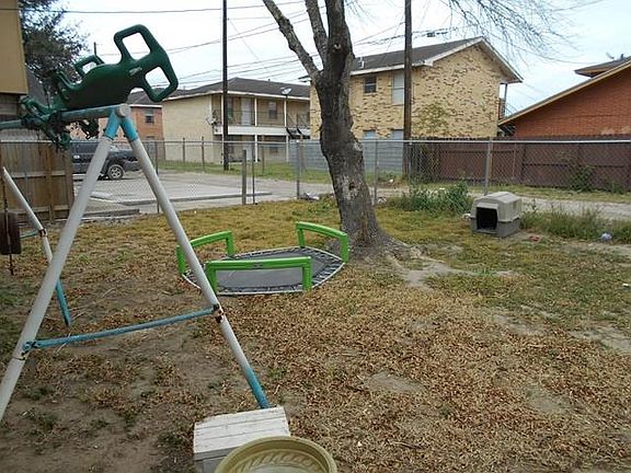 3rd image of 906 W Caffery Ave