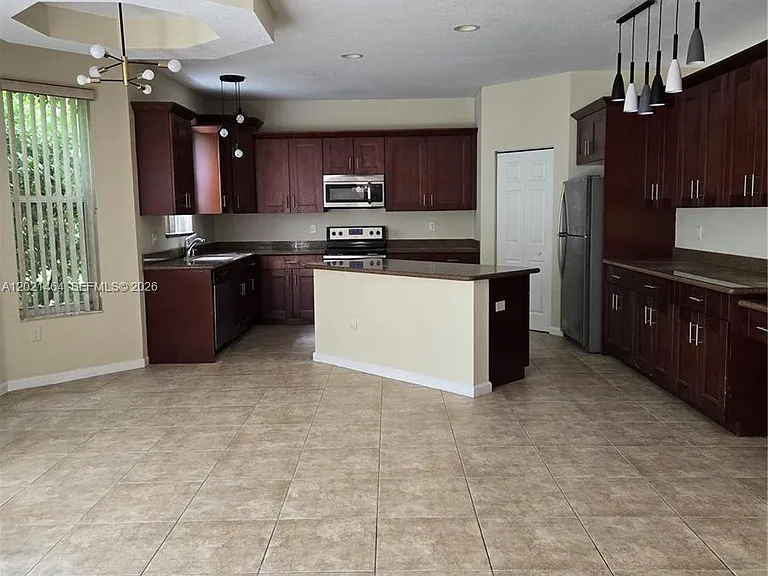 2221 Sloane Pl — Photo 2