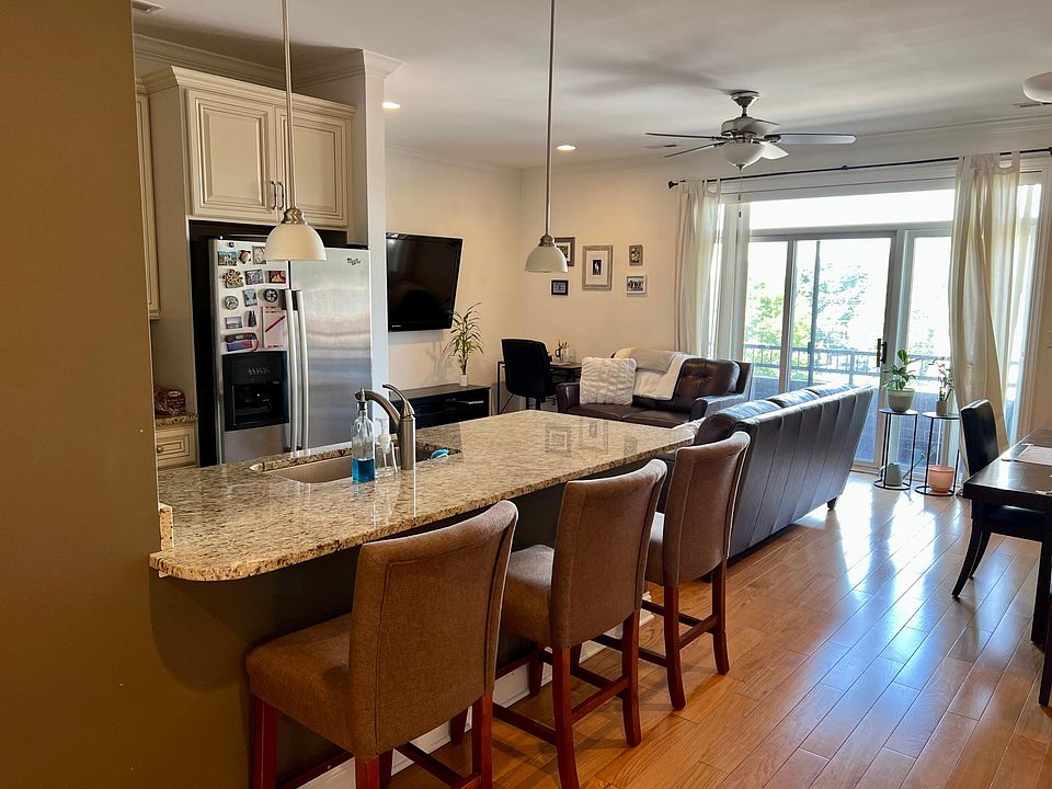 Kitchen / Living Area