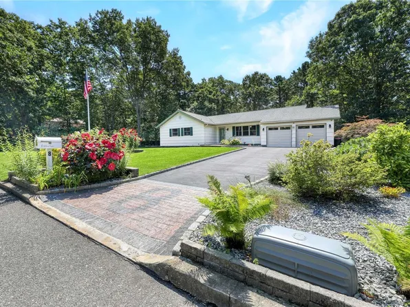 8 Eileen Lane, Manorville, NY 11949