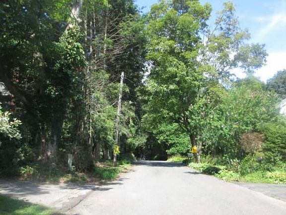 Exterior Neighborhood (street photo)