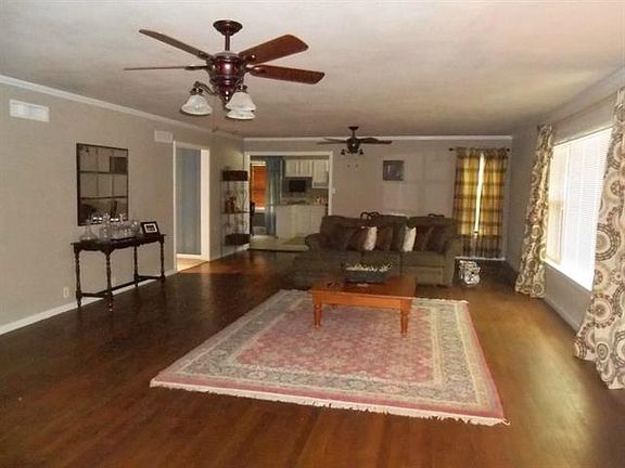 3rd image of 902 S Leggett Dr