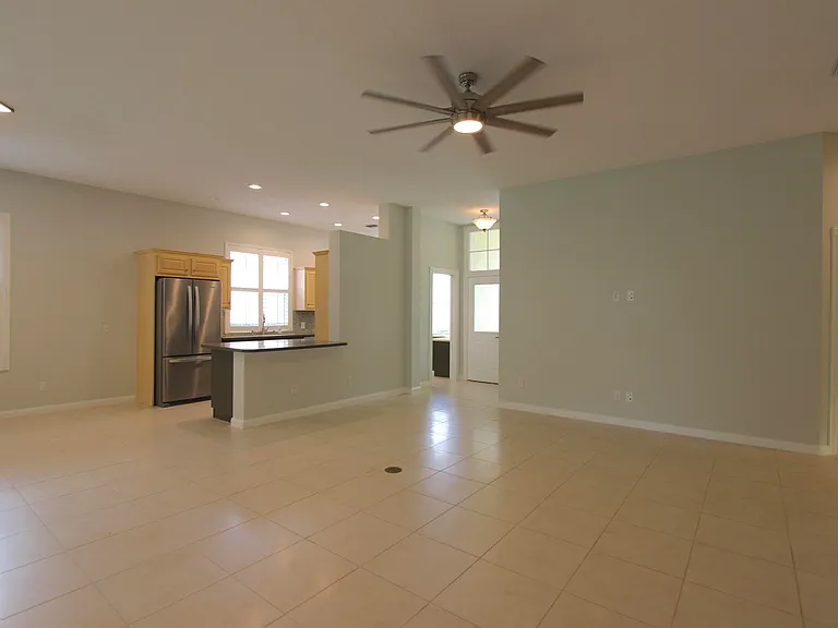 117 Hampton Cir — Photo 5