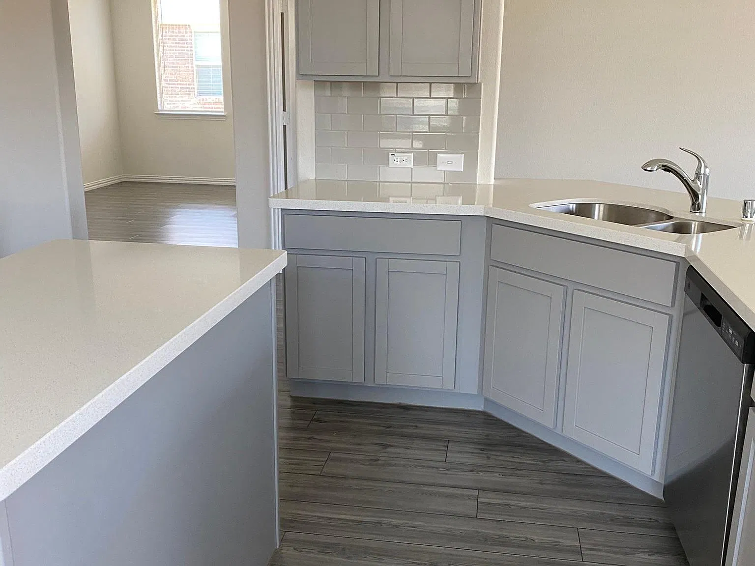 4 bed, 1996 sqft, $2,199 — Photo 4