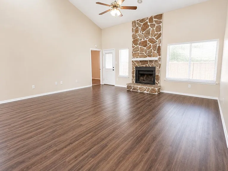 2506 Radcliffe Dr — Photo 2