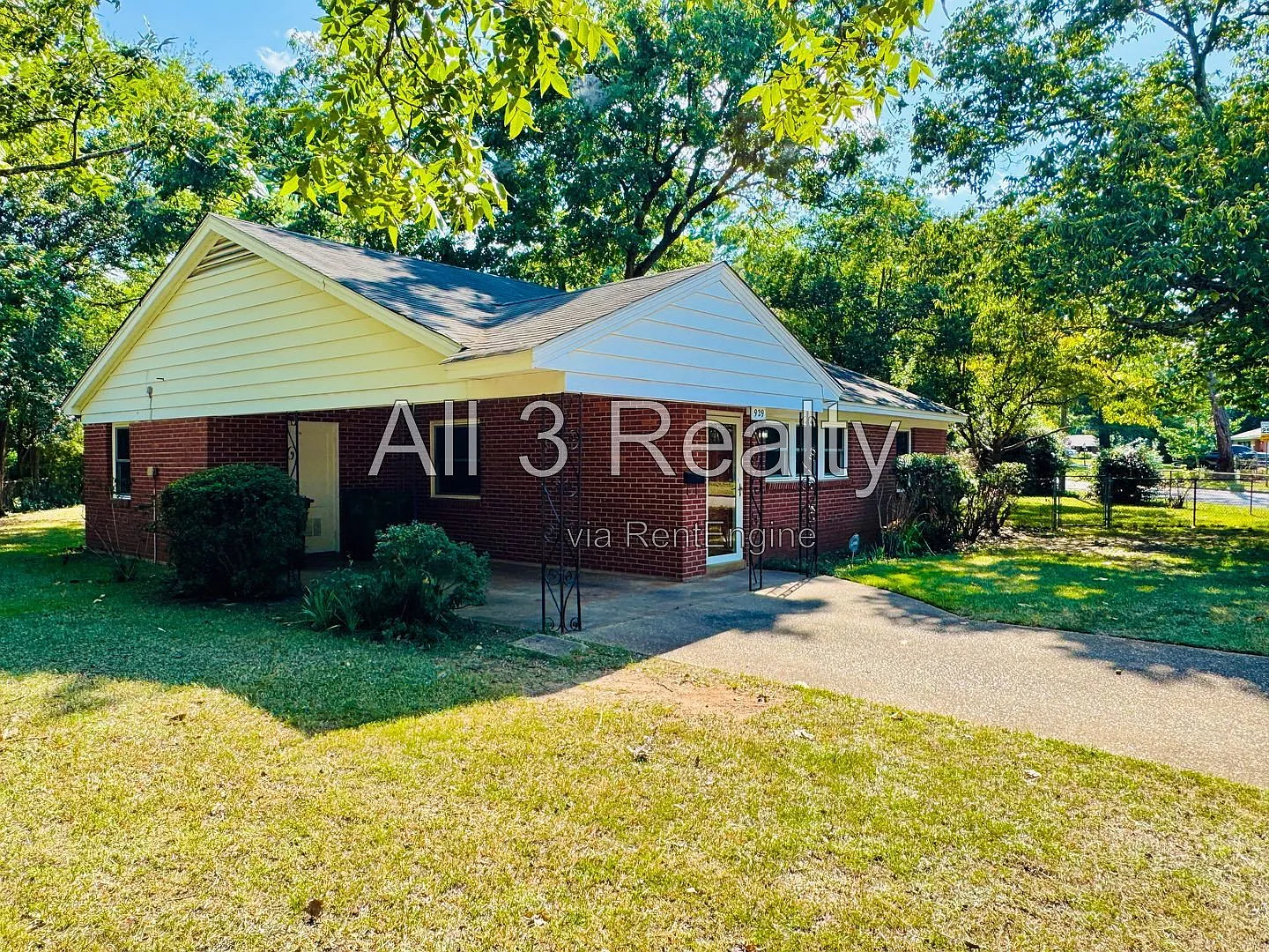 3 bed, 1.0 bath, 1222 sqft, $1,095 — Photo 3