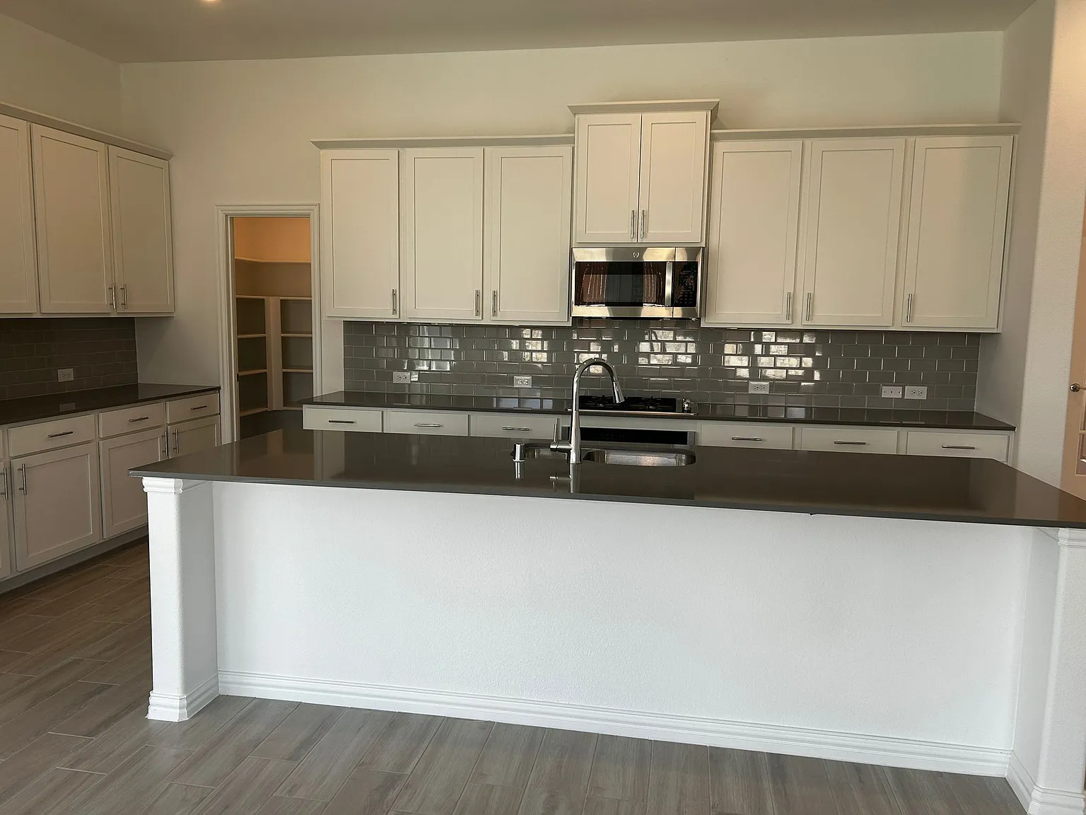 4 bed, 2500 sqft, $2,900 — Photo 3