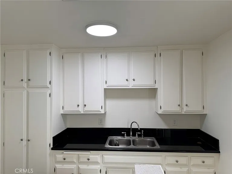 1164 Irving Ave #A — Photo 4