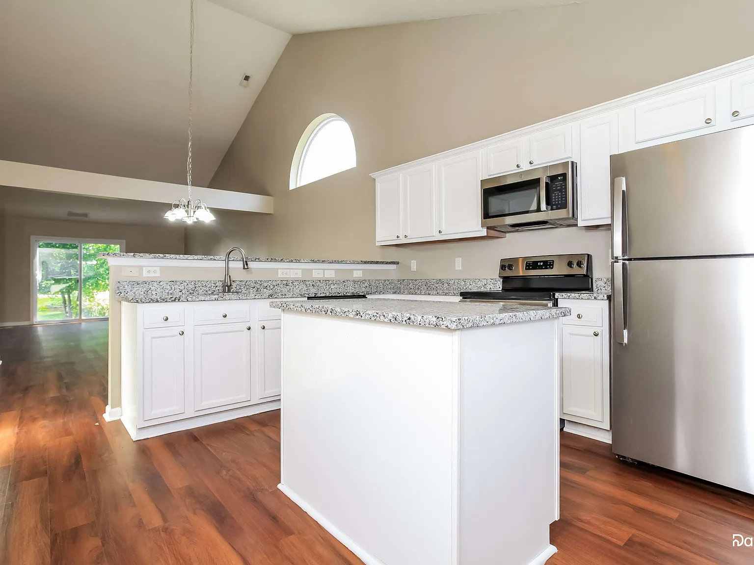 3 bed, 2.5 bath, 2105 sqft, $2,195 — Photo 3
