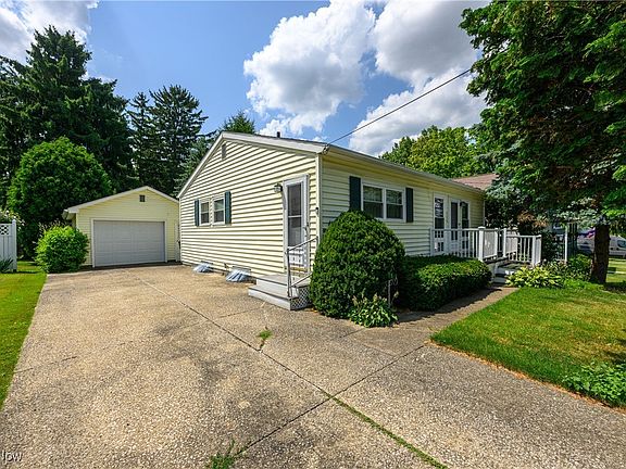 3rd image of 725 Lake St