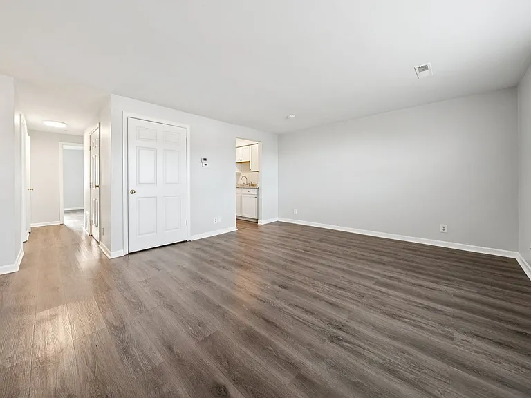 Manhattan Square Apartments — Photo 28