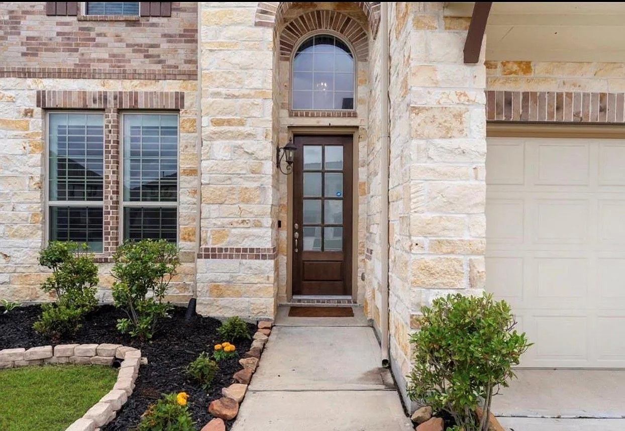 4 bed, 3.5 bath, 3484 sqft, $3,800 — Photo 2