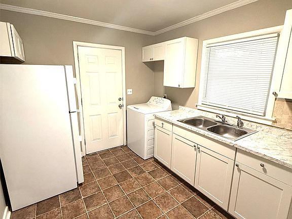 3rd image of 3247 Willow Lane Dr