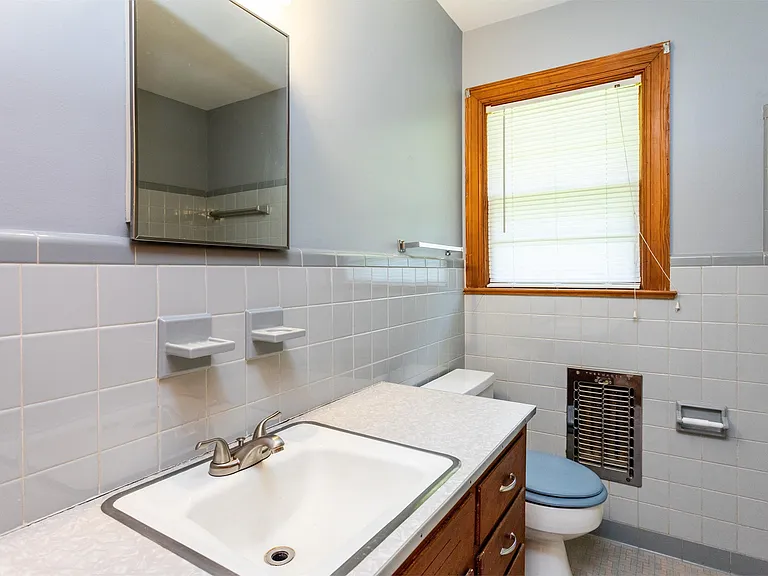 300 Tyson Ave — Photo 13