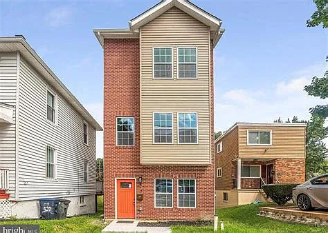 519 48th Pl NE