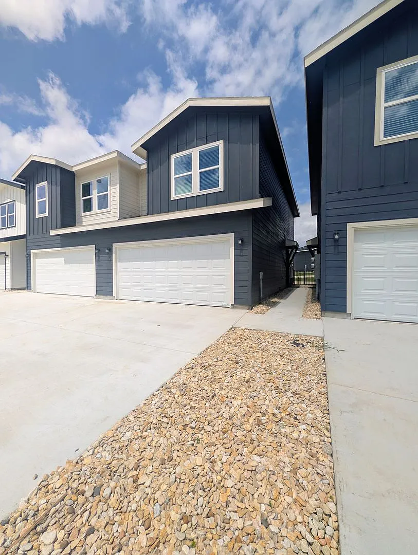 Brand New Duplex in New East Parks Community — Photo 2