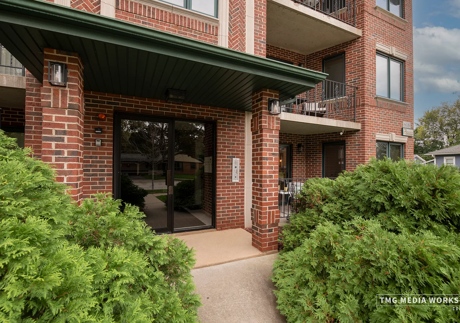 2 bed, 1210 sqft, $2,300 — Photo 2