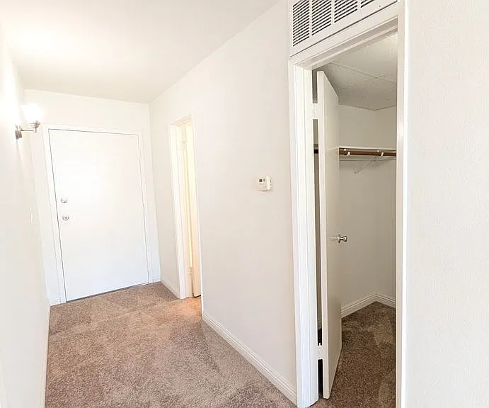 Chateau Lamont Apartments — Photo 17