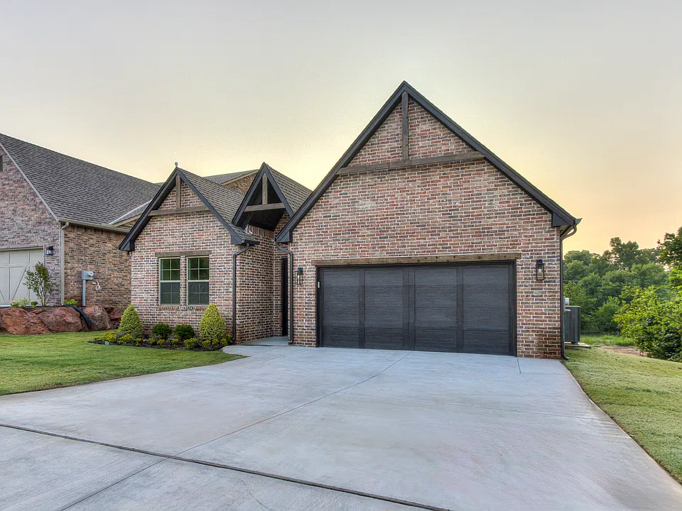 2516 Woods Edge Dr
