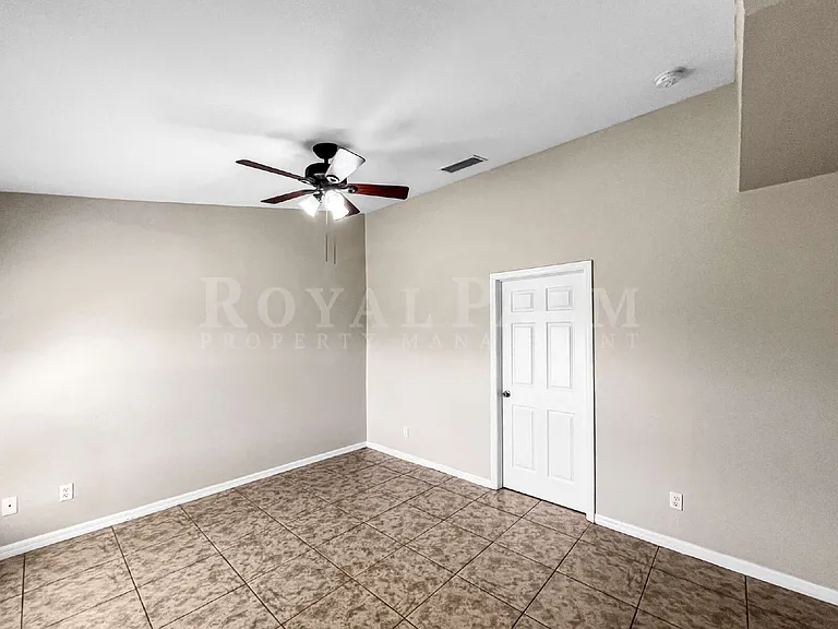 2130 NE 8th Pl — Photo 24