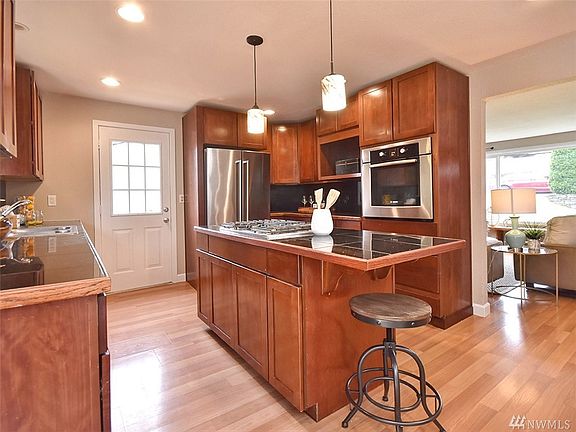3rd image of 15838 10th Ave NE