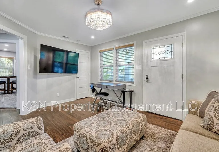 1305 E 32nd St — Photo 5
