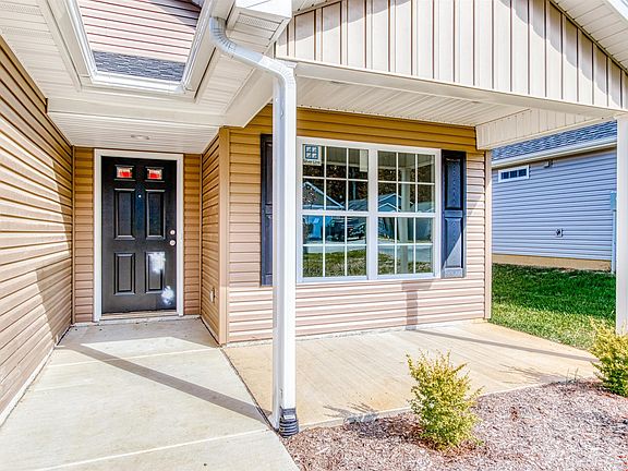 3rd image of 2070 Giles Dr SE