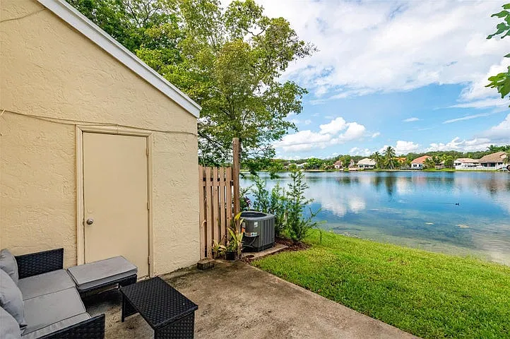 2 bed, 1088 sqft, $2,700 — Photo 2