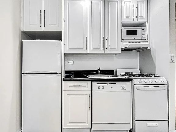 3rd image of 214 E 51st St APT 2C